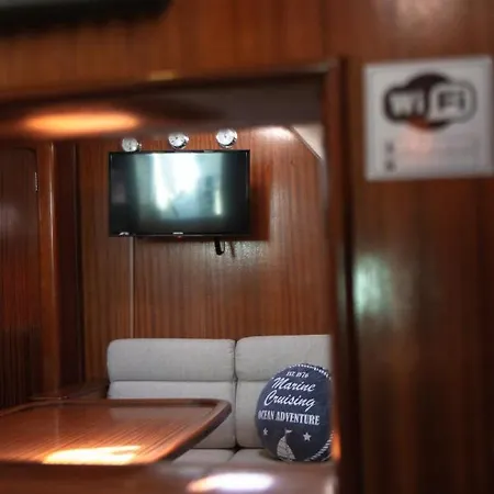 In A Boat - Algarve Αλμπουφέιρα