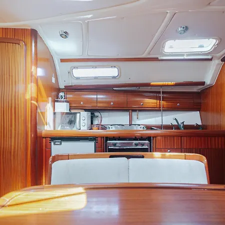 In A Boat - Algarve Πλωτό κατάλυμα Αλμπουφέιρα